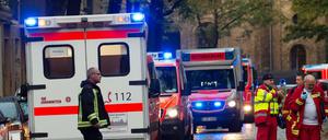 Einsatzfahrzeuge in der Nogatstraße in Neukölln. Dort war am frühen Morgen ein Feuer in der Küche ausgebrochen. 