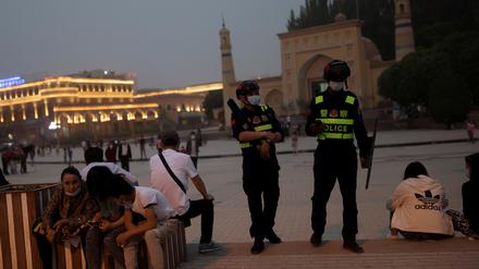 Polizisten patrouillieren im Mai 2021 vor der Heytgah-Moschee in Kashgar, Xinjiang.