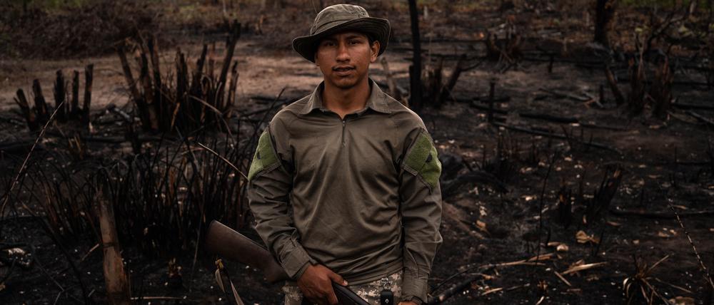 Ein Angehöriger des Krikati-Volks auf Patrouille im Reservat.