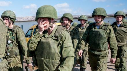 Russische Soldaten besetzen im März 2014 eine ukrainische Kaserne.