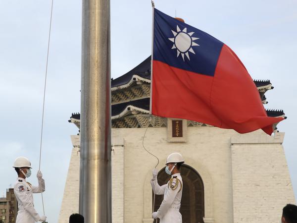 Taiwans Flagge ist noch immer die der Republik China, inklusive der weißen Sonne des Emblems der einstigen Staatspartei KMT. Dezidiert taiwanische offizielle Symbole hat der Staat nicht.