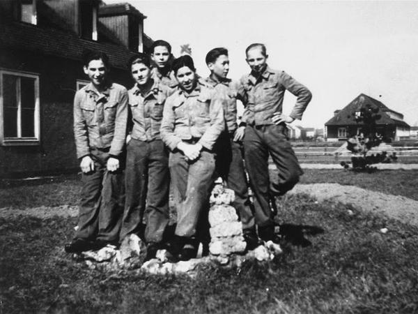 Sally Perel (Vierter von links) als Mitglied der Hitlerjugend.