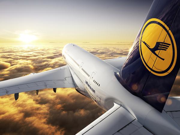 Mit der Ausweitung des Service über den Wolken erkläre Lufthansa die Pandemie einseitig für beendet, heißt es vom Personal.