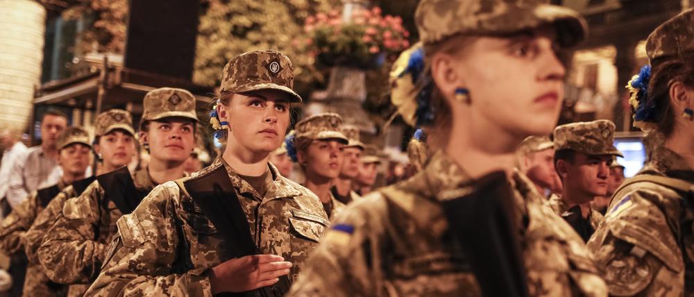Ukrainische Soldatinnen bei einer Übung zu einer Militärparade in Kiew.