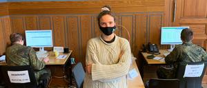 Studentin Stella Lammel, im Einsatz gegen das Virus im Rathaus Pankow.