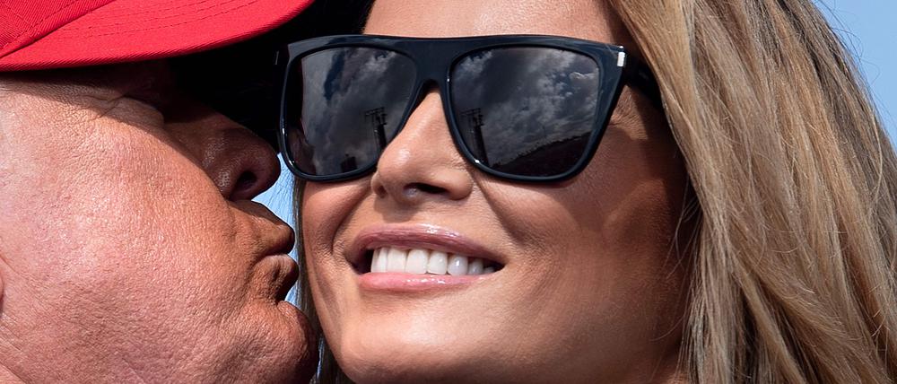 Feste Beziehung. Auf einer Wahlkampfveranstaltung in Florida gibt Donald Trump seiner Frau Melania ein Küsschen.