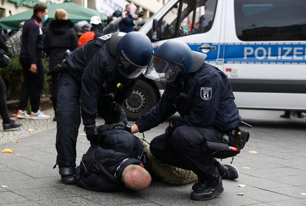 Es gibt einige Festnahmen. Die meisten Polizisten ertragen die Provokationen der Protestler aber mit stoischer Ruhe.
