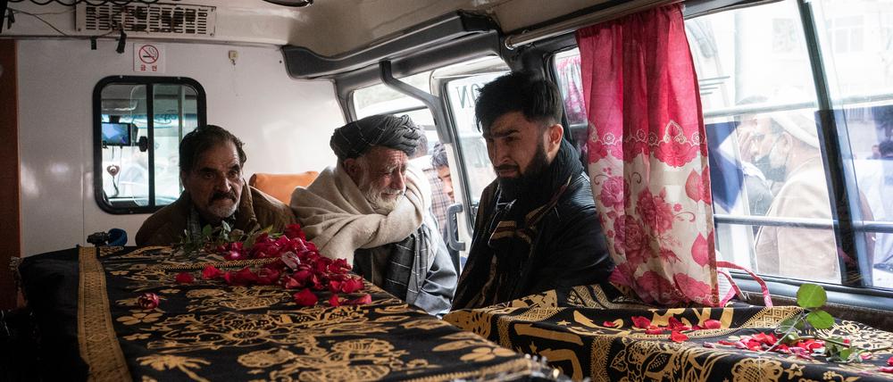 Suhrab Mayel (rechts) mit seinem Vater und seinem Onkel auf dem Weg zum Friedhof in Kabul. 