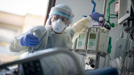 Ein Arzt auf einer Intensivstation des Krankenhauses Bethel in Berlin bei einer an Covid-19 erkrankten Patientin.