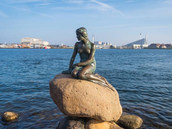 Die Kleine Meerjungfrau, Bronzefigur an der Uferpromenade von Kopenhagen.