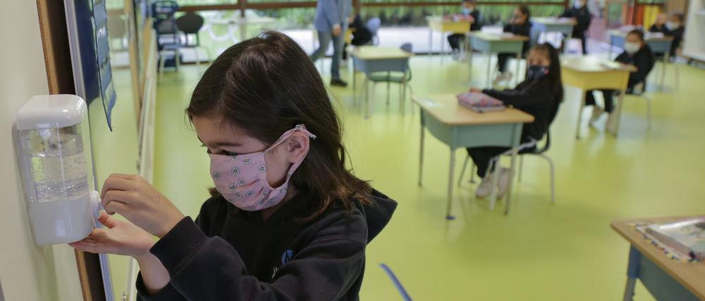 Reicht das? Familie W. und andere Eltern halten die Maßnahmen zum Infektionsschutz an der Grundschule für ungenügend.