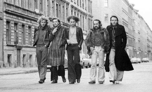 Ton Steine Scherben mit Rio Reiser (2.v.l.) 1972 auf den Straßen Kreuzbergs.