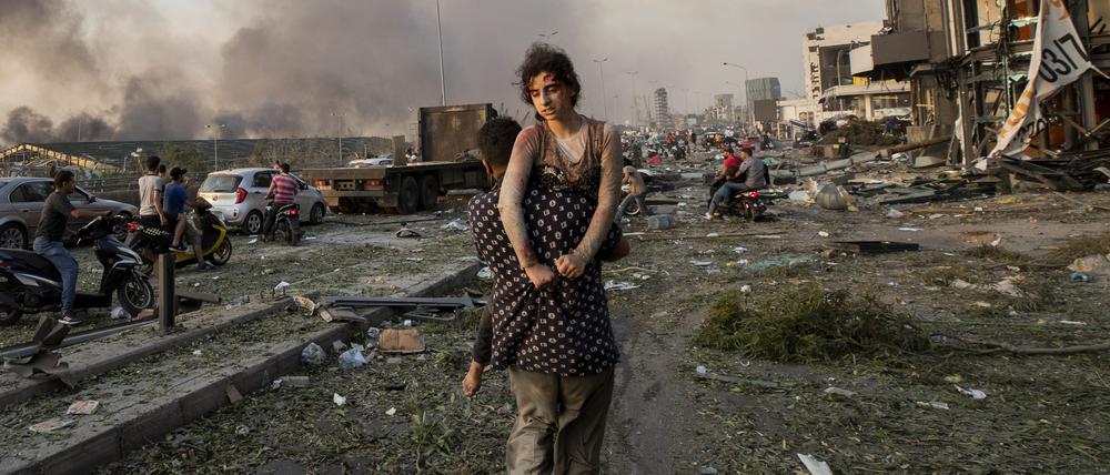 Am 4. August schleppte ihr Onkel Huda Al-Kenno durch das zerstörte Beirut, das Foto wurde zum Symbol für die Folgen der Explosion.
