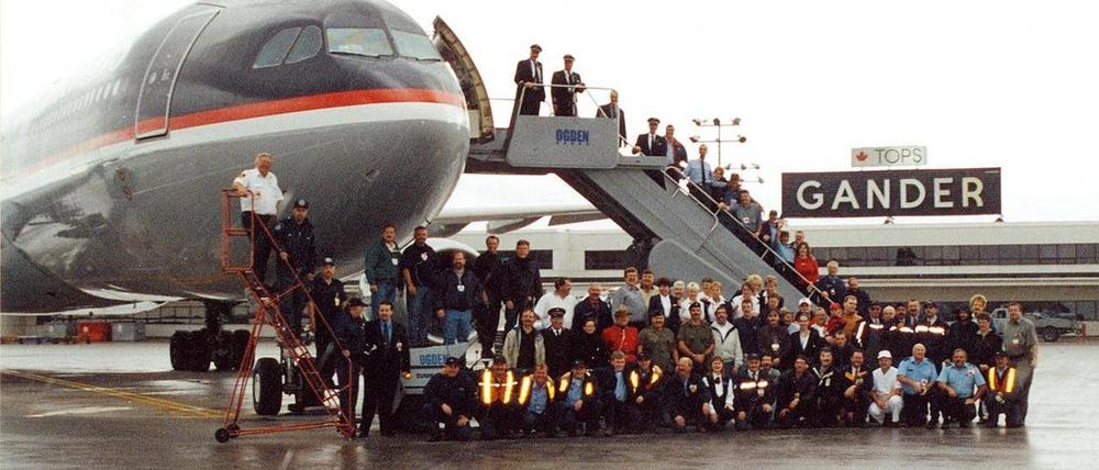 Passagiere und Crewmitglieder vor einer Maschine, die Gander am 15. September 2001 wieder verlässt.