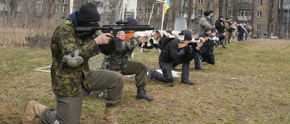 Zivilisten nehmen am 19. Februar an einer militärischen Ausbildung mit Mitgliedern der Georgischen Legion teil.