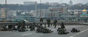Soldaten der ukrainischen Nationalgarde am 25. Februar auf einer Brücke im Zentrum von Kiew.