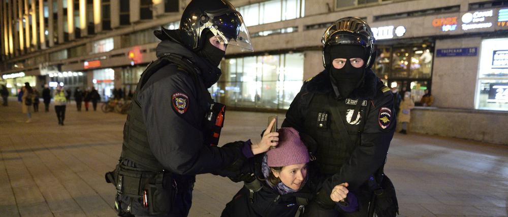 Polizisten nehmen in Moskau eine Frau fest. Tausende schockierte Russen demonstrierten am 24. Februar gegen den Einmarsch ihres Landes in die Ukraine.