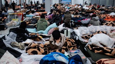 Im polnischen Mylny ruhen sich Menschen auf der Flucht in einem Einkaufszentrum aus, das für die vorübergehende Aufnahme von Flüchtlingen aus der Ukraine bestimmt ist. 