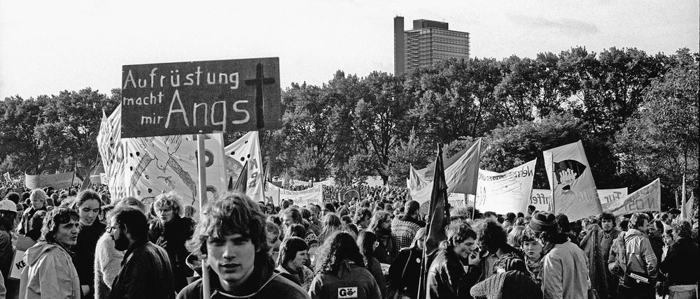 Bonn, 10.10.1981. Rund 300000 Menschen protestieren gegen die Aufstellung neuer Atomraketen.  