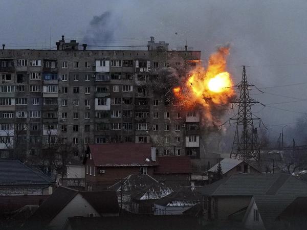 Ein Geschoss eines russischen Panzers schlägt in einem Wohngebäude in Mariupol ein.