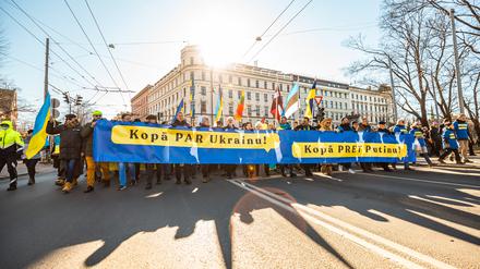 Demonstrierende bei einem Protestmarsch für die Ukraine und gegen Putin in Riga Anfang März.