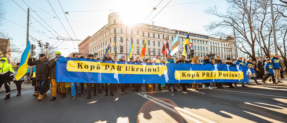 Demonstrierende bei einem Protestmarsch für die Ukraine und gegen Putin in Riga Anfang März.
