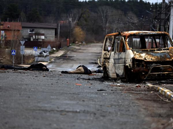 Am 2. April berichten internationale Medien vom Massaker in Butscha. Leichen liegen mitten auf der Straße neben einem ausgebrannten Minibus.