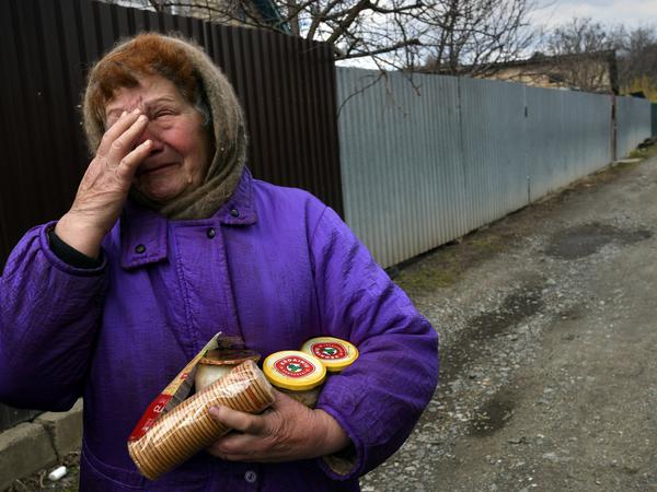 Eine Bewohnerin der Stadt weint, nachdem sie Lebensmittel erhalten hat.