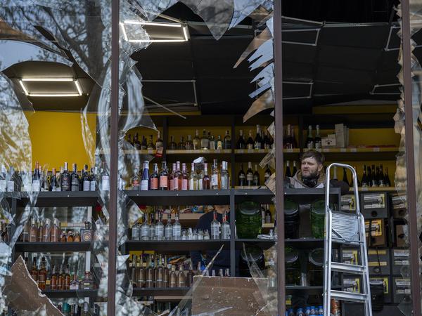 Noch Ende April richteten Explosionen durch russischen Beschuss in Kiew Schäden an. Hier am Lokal eines Spirituosenhändlers.
