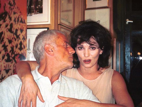 Der Wirt und Iris Berben 1999 in der Paris Bar 