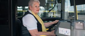 Angelika Langner, Busfahrerin, ist seit 44 Jahren bei den Berliner Verkehrsbetrieben beschäftigt.