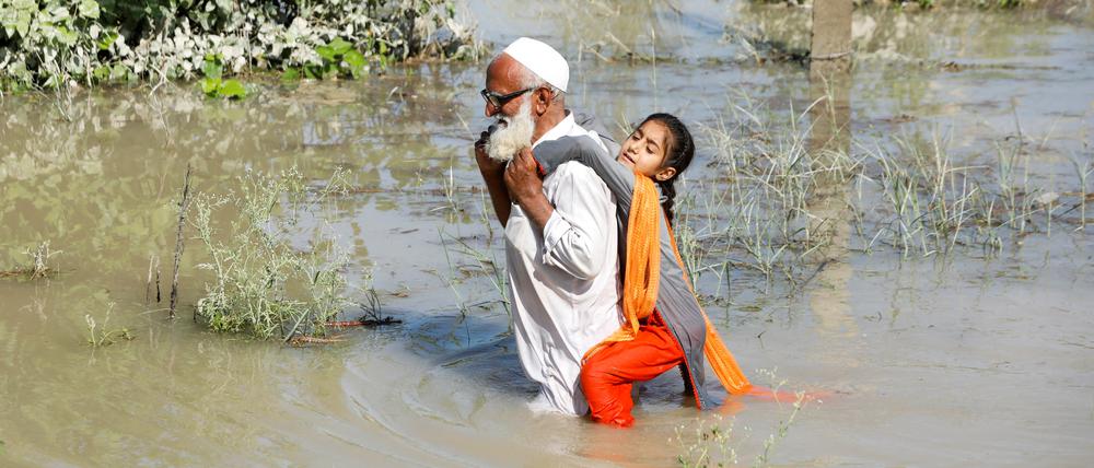 Herzzerreißende Szenen erlebt Pakistan in  seiner schlimmsten Monsunzeit. Hier versucht ein Großvater, seine Enkelin zu retten.  