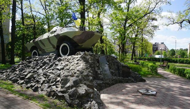 Das sowjetische Denkmal in Butscha steht noch.
