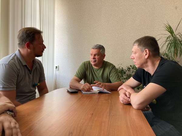 Adrian Rauko (von links) mit Solotschiws Bürgermeister Viktor Kowalenko und dem Kiewer Stadtverwaltungsmitarbeiter Oleksii Bunesku.