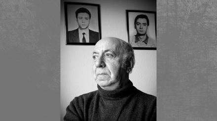 Alexej Heistver 2013 in seinem Zuhause in Wismar, hinter ihm Bilder seiner Anfang der 1990er Jahre in der Republik Moldau ums Leben getöteten Sohne.