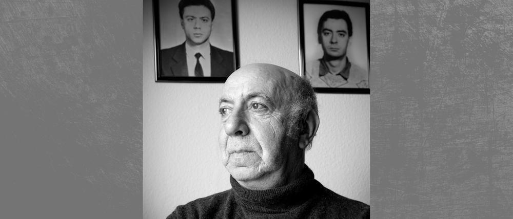 Alexej Heistver 2013 in seinem Zuhause in Wismar, hinter ihm Bilder seiner Anfang der 1990er Jahre in der Republik Moldau ums Leben getöteten Sohne.