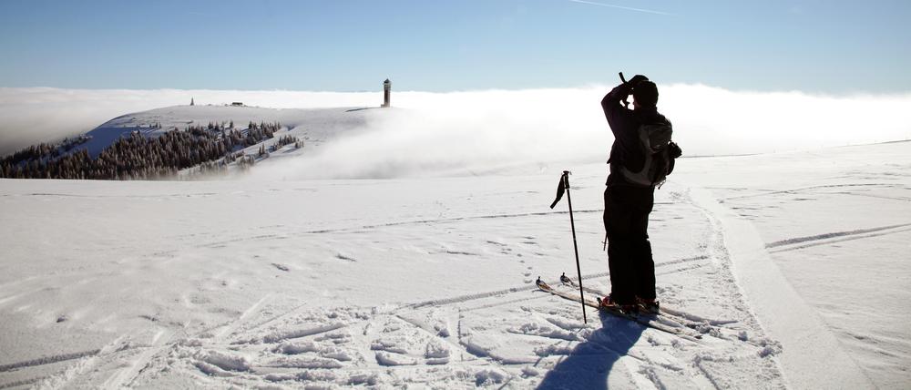 So einsam kann es dieses Jahr sein: Ein Skiwanderer genießt die Aussicht vom Gipfel des Feldbergs.