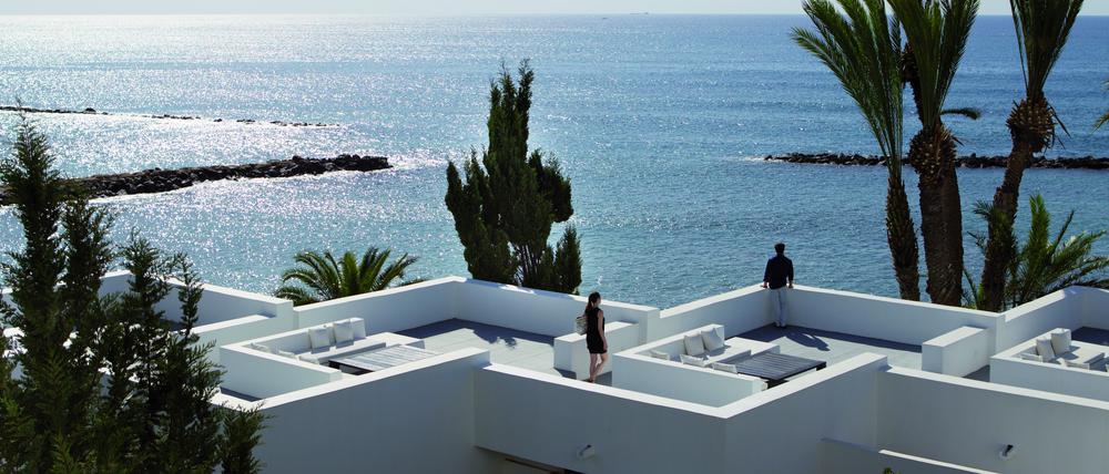 Von den Dachterrassen der Suiten haben Gäste des Almyra einen Panoramablick aufs Mittelmeer.
