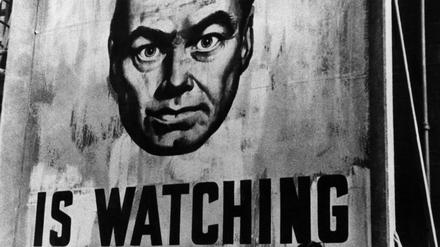 George Orwell gab dem Überwachungsstaat eine Gesicht. Hier ein Bild des "Großen Bruders" aus einer Verfilmung des Romans. 