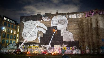 Fuck you, Berliner Stadtentwicklung: Der Street-Art-Künstler Blu ließ sein Wandbild an der Cuvrybrache aus Protest übermalen.