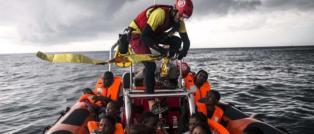 Jährlich ertrinken tausende Flüchtende beim Versuch das Mittelmeer zu überqueren. Allein 2020 waren es nach Schätzungen 1370.