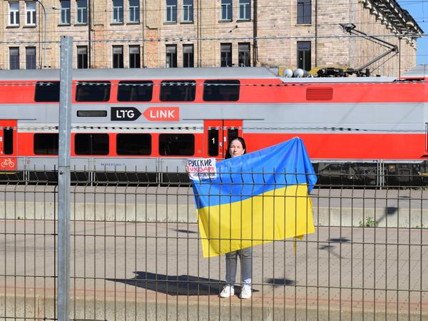„Russen, lasst meine Ukraine in Ruhe.“ Die Frau aus Kiew versucht, jeden Morgen zum Bahnhof zu kommen.