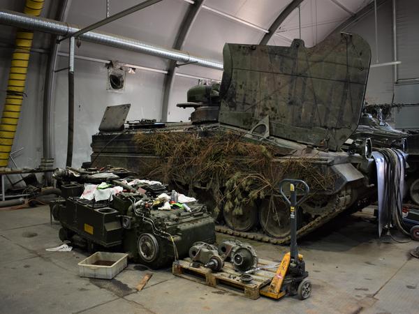 Marder-Schützenpanzer in der Instandsetzung in Rukla. Gerade hat der Nato-Kampfverband die Übung „Iron Wolf“ absolviert. 