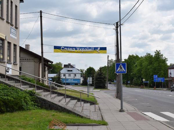 Auf der Basanavičius-Straße hängt ein paar Hundert Meter vom Grenzübergang ein Banner mit der Aufschrift „Ruhm der Ukraine“.