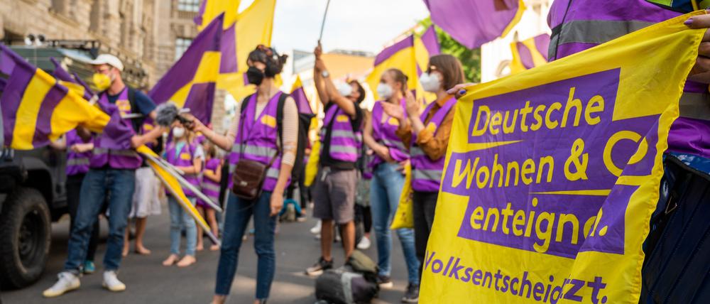 Unterstützer der Initiative „Deutsche Wohnen & Co. enteignen“ bei einer Demonstration im Juni dieses Jahres. Die Berliner Linke fordert ein entsprechendes Gesetz, wenn es für das Anliegen der Initiative eine Mehrheit gibt.