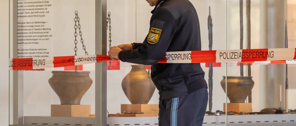 Ein Absperrband der Polizei wird im Kelten-Römer-Museum gespannt.