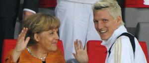 Immer noch nah. Bei der EM 2008 begann die zarte Romanze zwischen Merkel und Schweinsteiger.