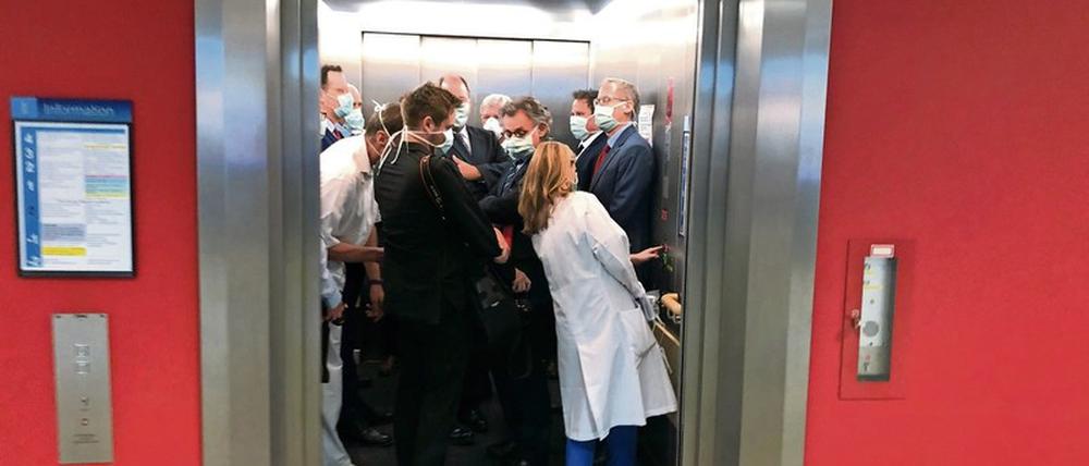 Bei einem Besuch der Uniklinik Gießen drängen sich Bundesgesundheitsminister Jens Spahn (CDU, l), und Hessens Ministerpräsident Volker Bouffier (CDU, M) mit Begleitern in einem Fahrstuhl.