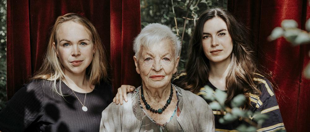 Die Autorin Pascale Hugues hat mit den drei Frauen (Anna Aust, 29, Alexia Berkowicz, 39, und Lotte Greiner, 88) über den Feminismus gesprochen. 
