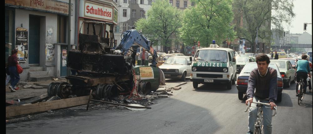 Der Heinrichplatz am 2. Mai 1987, bei den ersten Mai-Krawallen wurde ein Bagger abgefackelt.